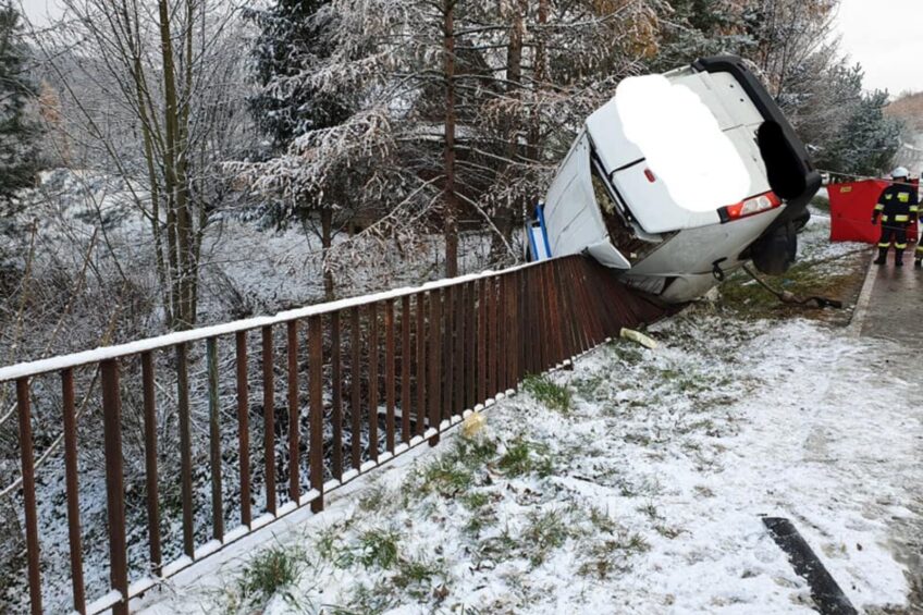 Peugeot Expert wbił się w bariery mostu – kierowca zmarł na miejscu