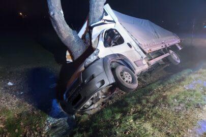 Na DK 10 pod Sierpcem Fiat Ducato zjechał z drogi i uderzył w drzewo