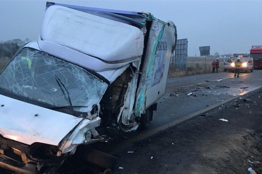 Na DK 42 bus wjechał pod DAF-a – kierowca Ducato zmarł