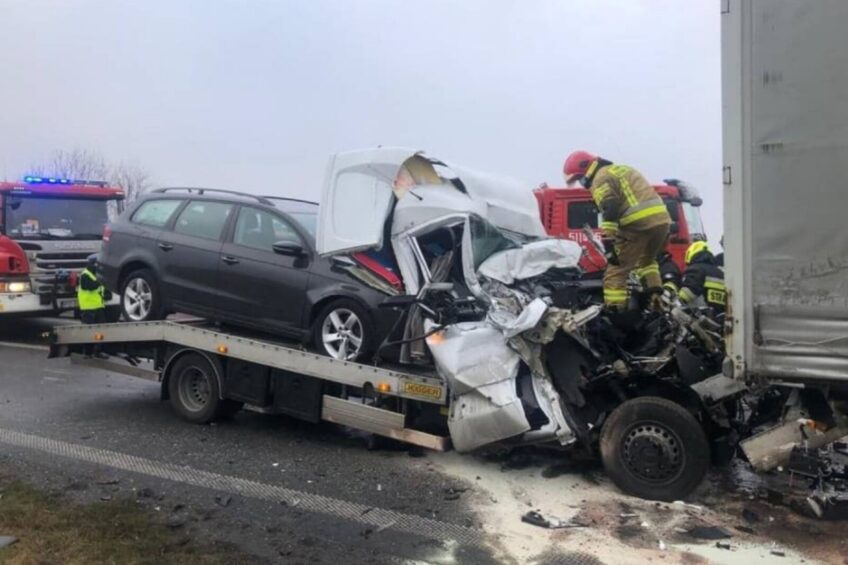 Na DK 92 autolaweta wbiła się w naczepę – kierowca Sprintera przeżył