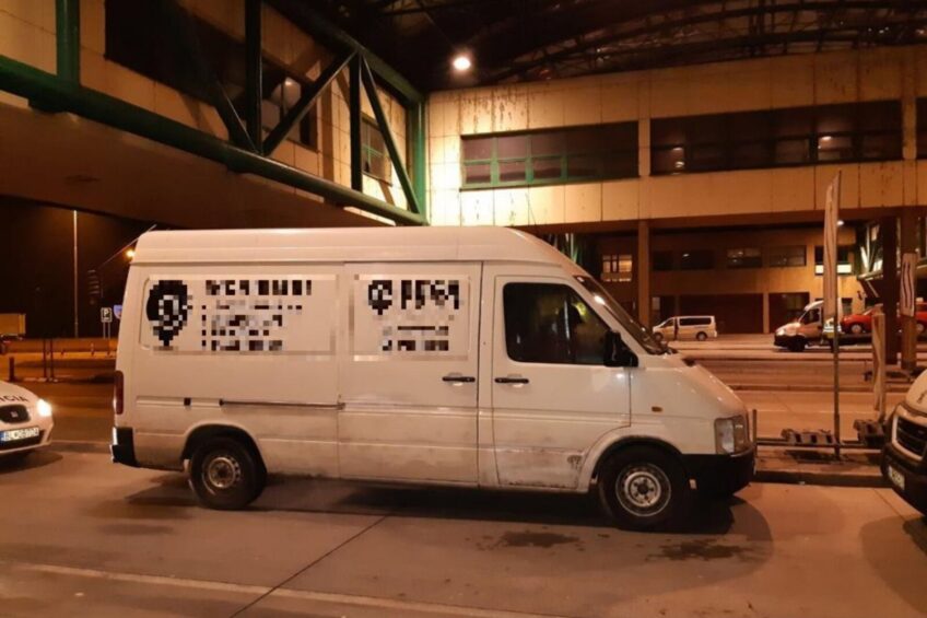 Przemycał ludzi do Austrii – na pace VW LT 16 imigrantów