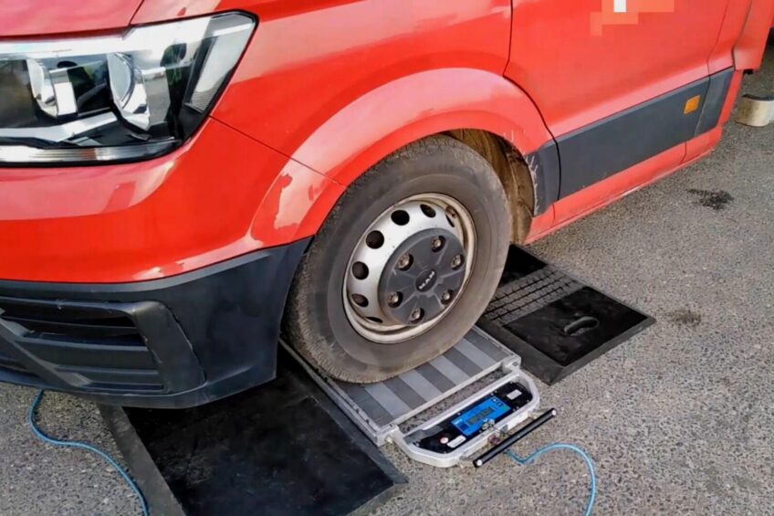 Przeładowana na pusto chłodnia na podwoziu MAN-a TGE