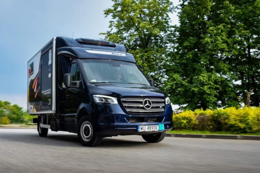 Szczepionki na COVID-19 wiozą do Polski 2 Sprintery firmy SL Express