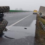 Traktor z przyczepą na S3 pod Gorzowem - doszło do zderzenia z busem 1