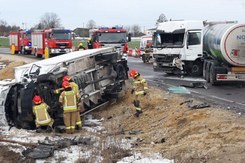 Czołowe zderzenie Sprintera z cysterną na DK 19. Kierowca busa ranny