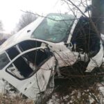 Ford Transit Custom wjechał w pługopiaskarkę - ranny pasażer minibusa