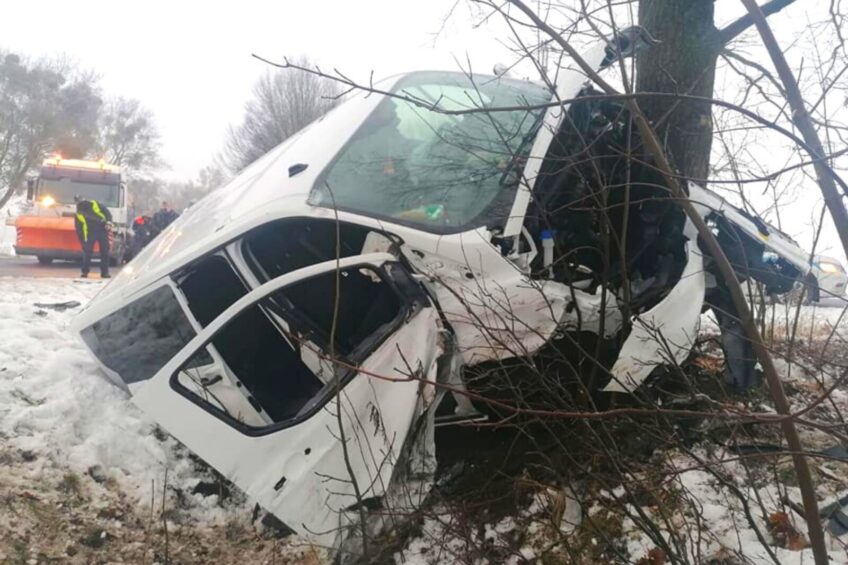 Transit Custom wjechał w pługopiaskarkę – ranny pasażer minibusa