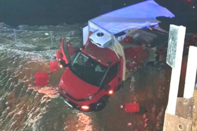 Na A1 ciężarówka wjechała w Iveco Daily. Kierowca busa zmieniał koło