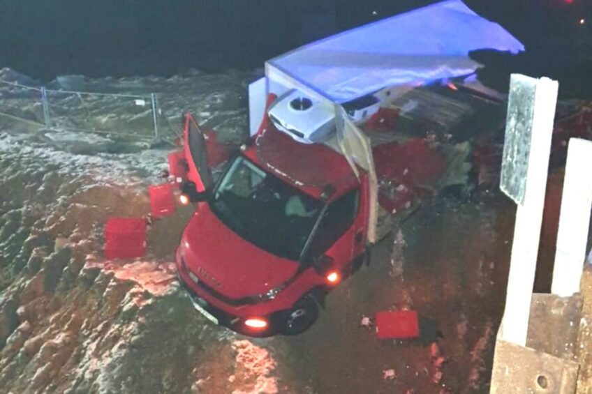 Na A1 ciężarówka wjechała w Iveco Daily. Kierowca busa zmieniał koło