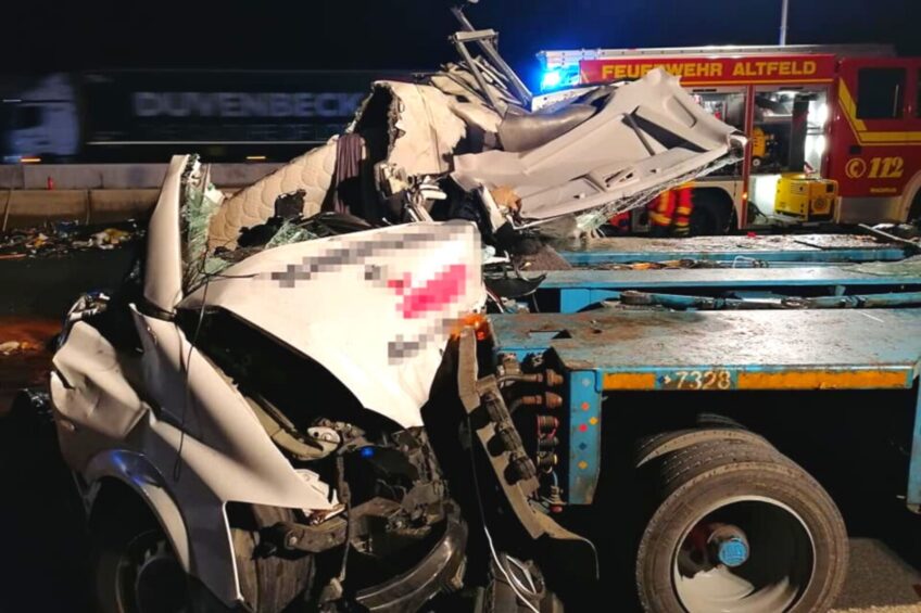 Na A3 w Niemczech ciężarówka wbiła Vito w specjalistyczną naczepę