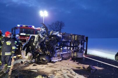 Na DK 91 Mercedes Sprinter wjechał w osobówkę – 2 osoby nie żyją