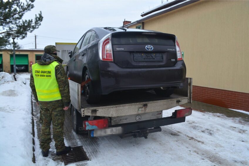 Na skrzyni Sprintera przewoził Priusa – hybryda okazała się kradziona