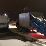 Nissan Interstar ze zbyt długim i ocierającym o asfalt ładunkiem