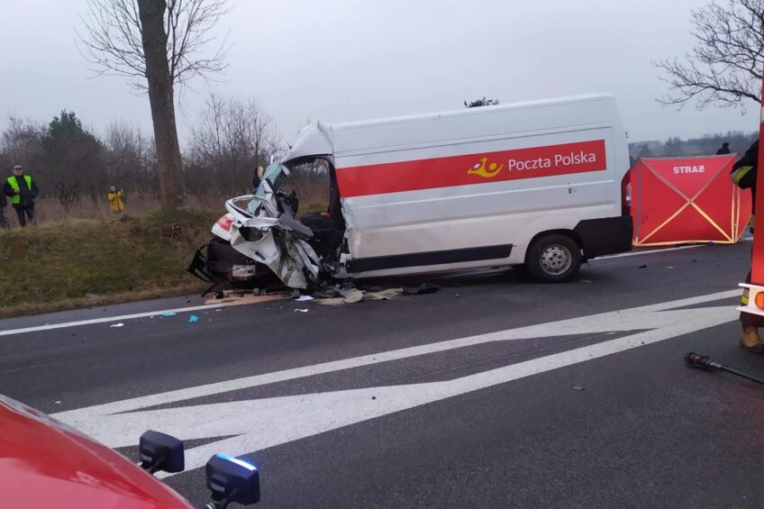 Pocztowy bus wjechał w kursowego Sprintera – 2 osoby zmarły
