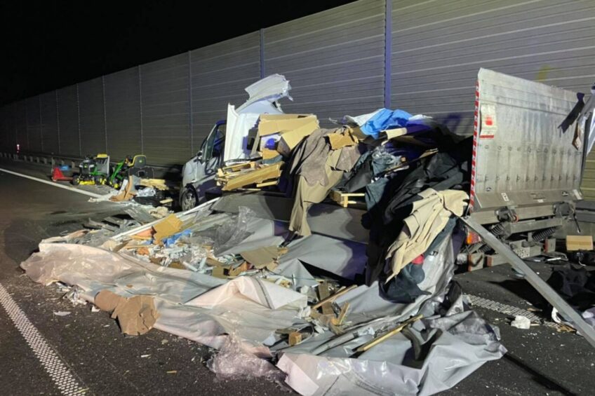 Renault Master rozerwane na strzępy na S5, ale nikt nie został ranny