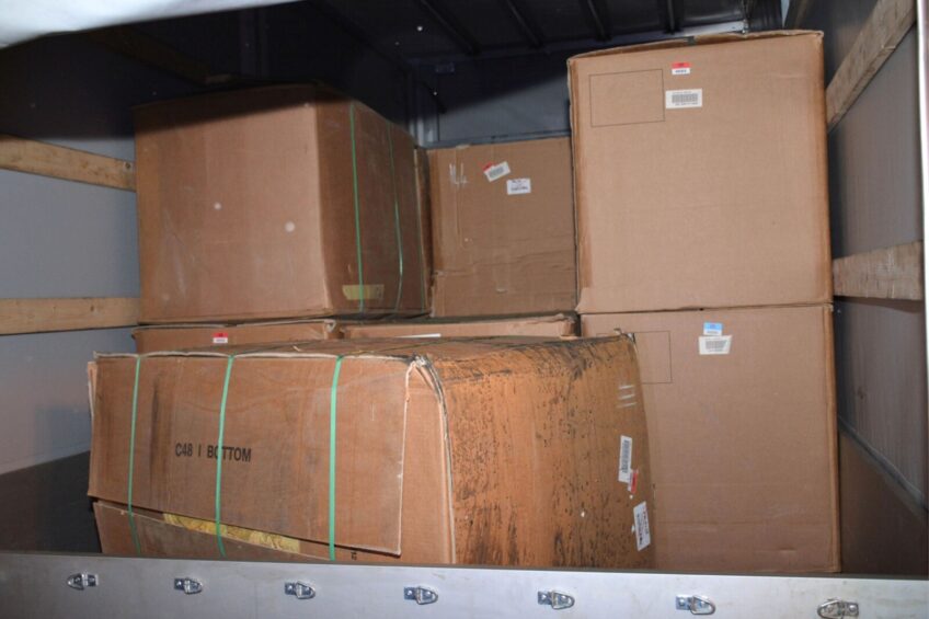 27 000 zł kary dla przewoźnika i kierowcy za 1800 kg tytoniu w busie