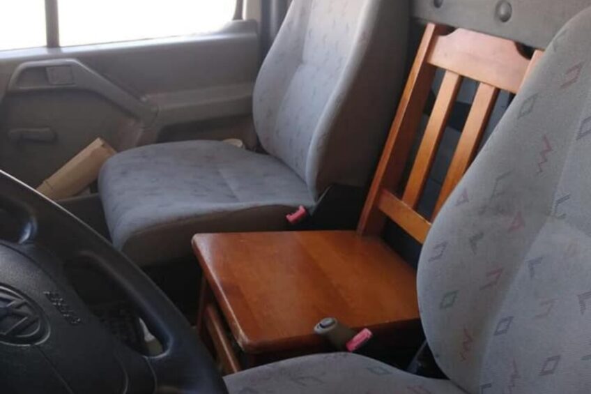 Drewniane krzesło i brak przeglądu – VW LT zatrzymany w Poznaniu
