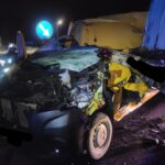 Kurierski Master wjechał w naczepę - kierowca busa przeżył