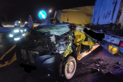 Na DK 5 od ciągnika odczepiła się naczepa – uderzył w nią bus