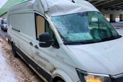 MAN TGE wjechał w drzewo – zatrzymała go policja w Białymstoku