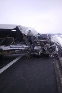 Rozpruty bus na S5 po najechaniu na naczepę - nikomu nic się nie stało1