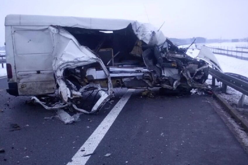 Rozpruty bus na S5 po najechaniu na naczepę – nikomu nic się nie stało