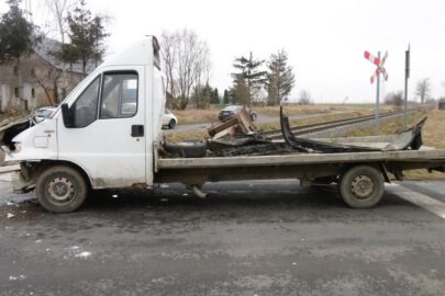 Były furgon wjechał pod lokomotywę – kierowca miał sporo szczęścia