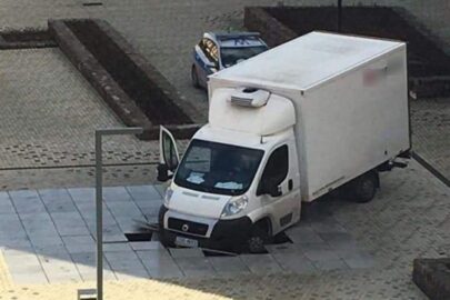 Chłodnią na Ducato rozwoziła AGD – wpadła do fontanny