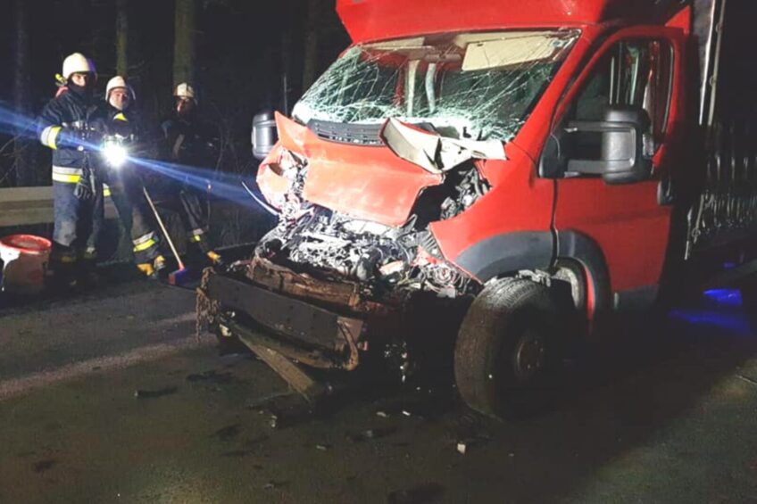 Jumper wjechał w naczepę. Kierowca busa odmówił hospitalizacji