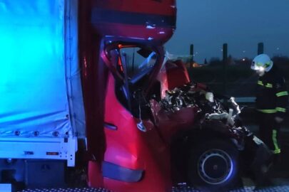 Na A4 pod Złotoryją bus wbił się w naczepę – kierowca przeżył