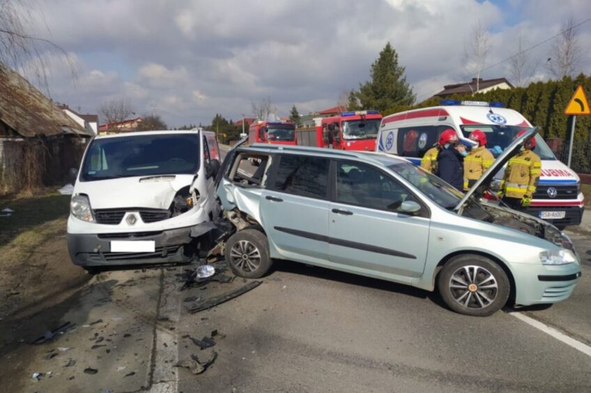 Nissan Primastar wjechał w kombi – jedna osoba została ranna