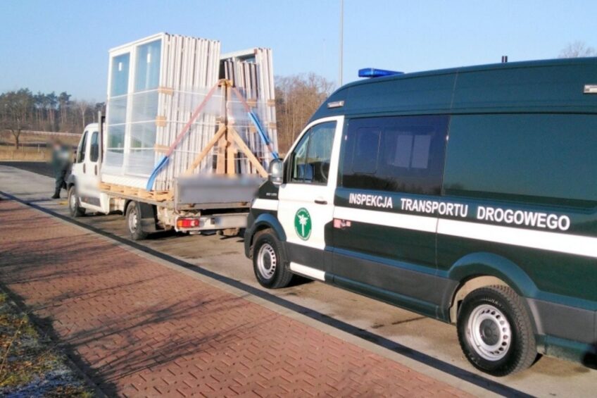 Przeciążony Dukat na obwodnicy Gniezna. Tylko na tylnej osi było 4,5 t