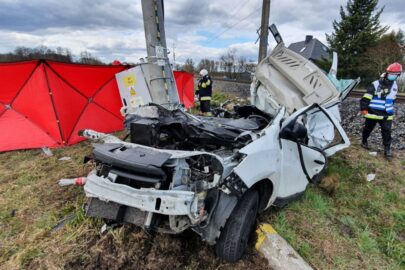 Dacia Dokker wjechała pod pociąg – kierowca vana zmarł