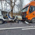 Fiat Doblo wjechał czołowo w ciężarówkę – nie żyją 2 osoby z vana