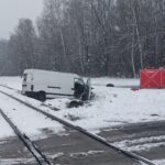 Opel Movano wjechał pod pociąg towarowy – zginęły 2 osoby z busa