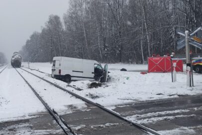 Opel Movano wjechał pod pociąg towarowy – zginęły 2 osoby z busa