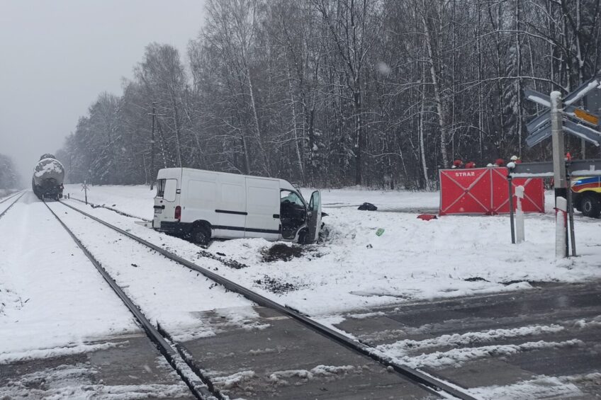 Opel Movano wjechał pod pociąg towarowy – zginęły 2 osoby z busa