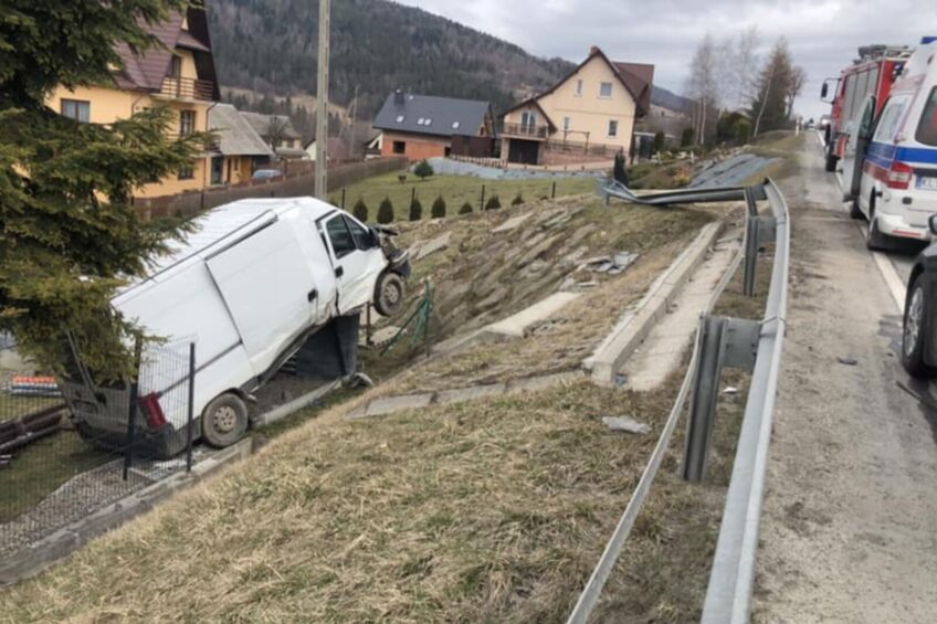 Po kolizji na DK 28 dostawczy Fiat Ducato zawisł na płocie