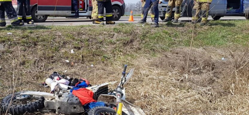 Renault Trafic potrąciło przelatującego nad drogą motocyklistę