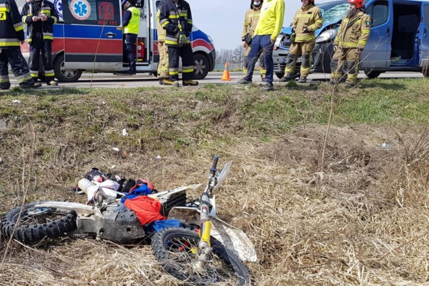 Renault Trafic potrąciło przelatującego nad drogą motocyklistę