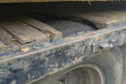 Bliźniaki tarły o podłogę paki – Iveco TurboDaily w fatalnym stanie