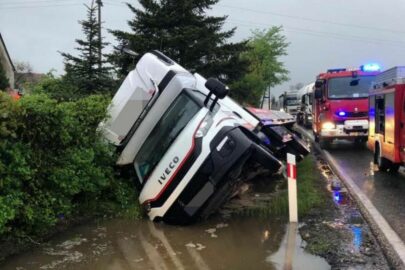 Bus wpadł do rowu – zmarł pasażer leżący w kurniku