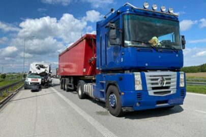 Kierowca Fiata Ducato najechał na tył naczepy na A1