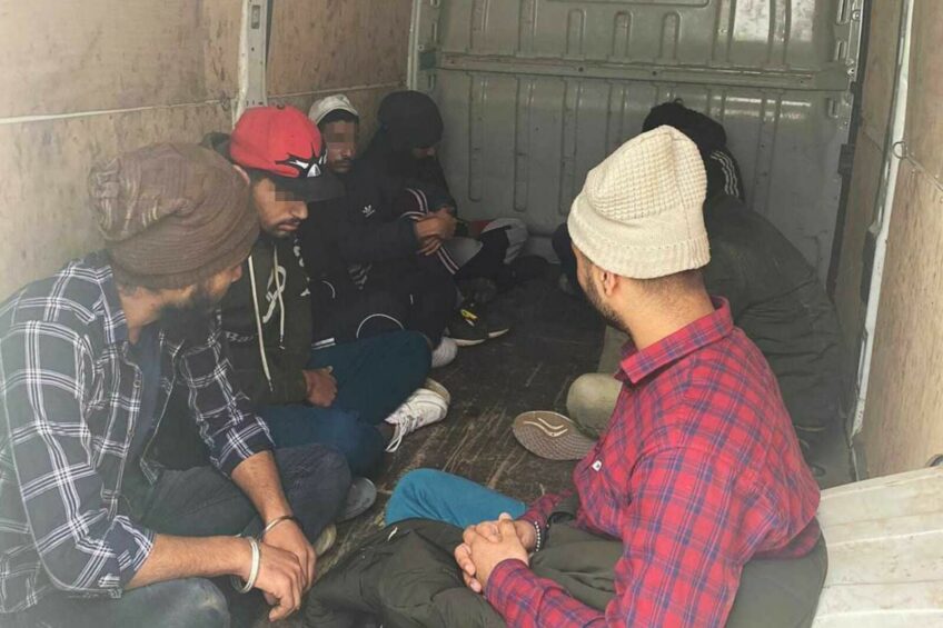 Po 800 euro od każdego – na pace Jumpera było 8 imigrantów