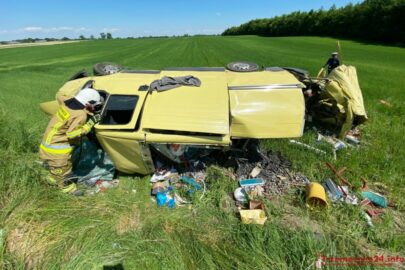 Ciężarówka wjechała w Fiata Ducato – w ciągniku wybuchła opona