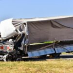 Isuzu N35 wjechało w ciężarówkę – zmarł kierowca dostawczaka