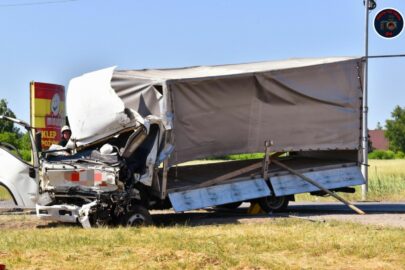 Isuzu N35 wjechało w ciężarówkę – zmarł kierowca dostawczaka