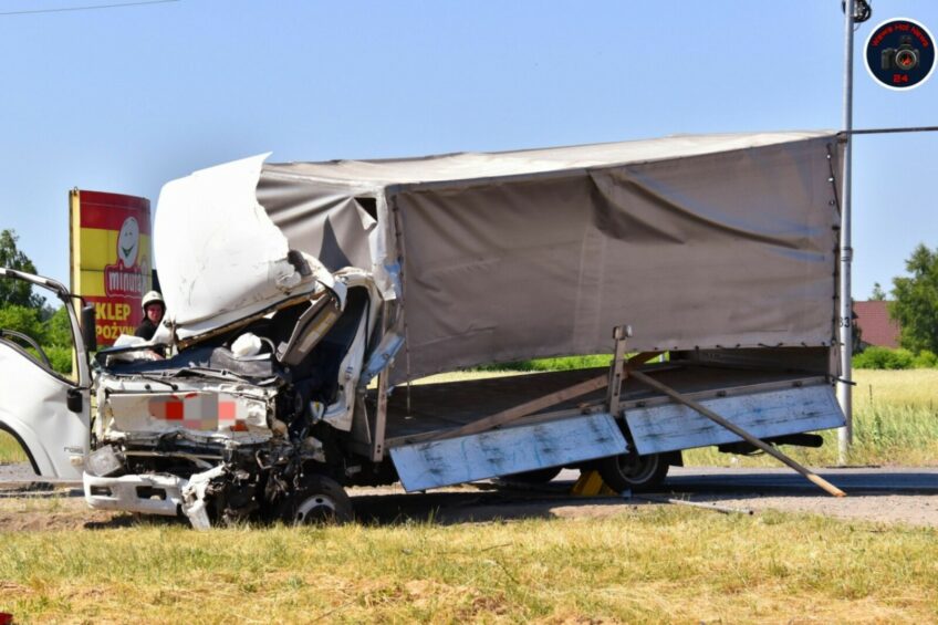 Isuzu N35 wjechało w ciężarówkę – zmarł kierowca dostawczaka