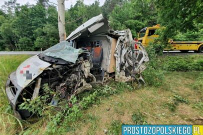 Kurierski Fiat Ducato wjechał w drzewo –  ranny kierowca