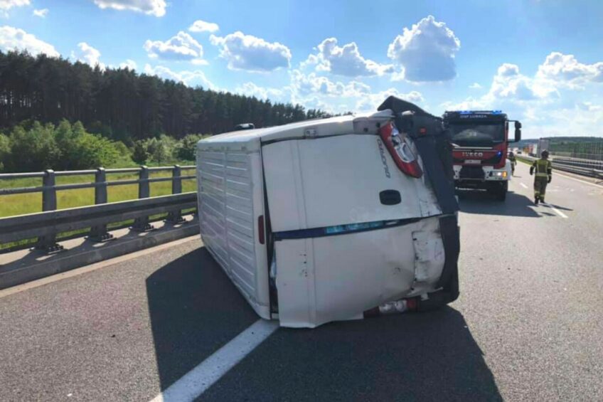 Na A2 w Fiacie Ducato wystrzeliła opona – ranny kierowca